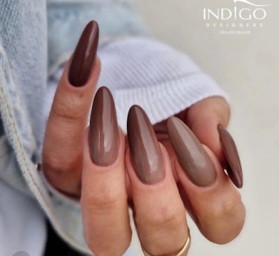 Brown ombre, as elegant as it looks, is easier to wear, draws attention to nature, and is perfect for everyday wear.