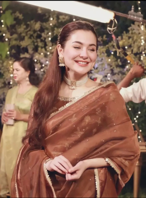 Hania Amir in this brown banarsi saree leaves everyone wondering how beautiful she is. Hania accessorized her look with a silver and gold choker necklace and earrings. She looks as graceful as ever in this beautiful saree.