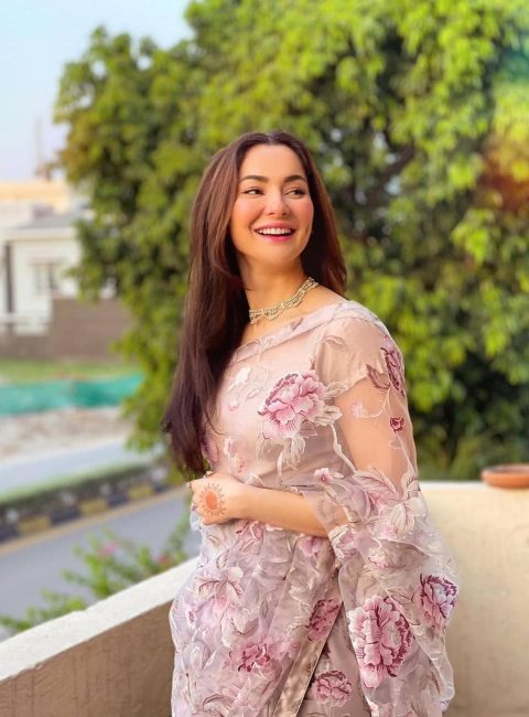 Hania Amir continues to dazzle us with her beauty and charm. She looks amazing in this floral saree. Hania completed her look with studs and neckless.