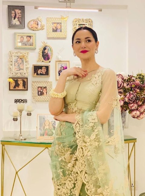 Hania Amir leaves us spellbound in this luxurious green net embroidered saree. With nude makeup and bright-colored lipstick complemented with a middle-parted bun, the every so-charming Hania Amir continues to daze us with saree looks.