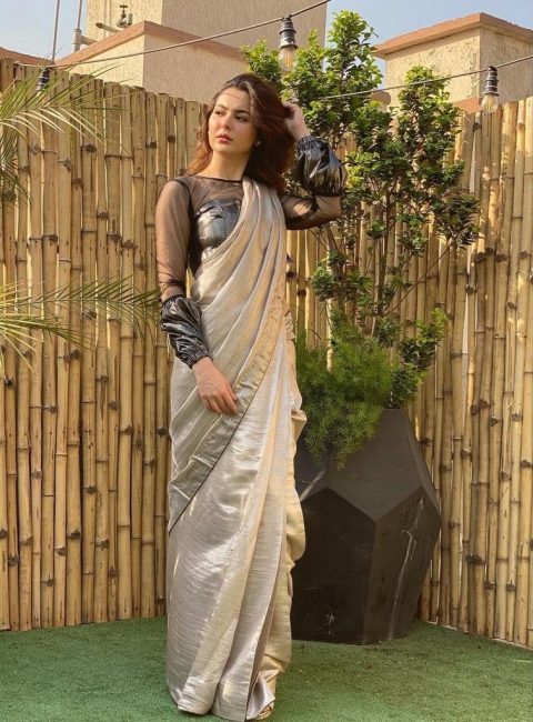 The Ishqiya actress looked flawless in this metallic black and silver saree. This modern saree is a refreshing change from traditional ones. With light makeup and open hair, Hania Amir continues to take our breath away with grace and charm.